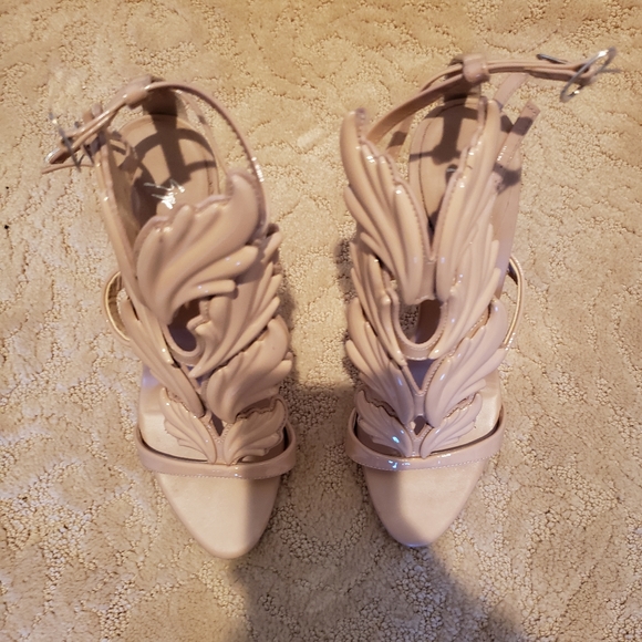 Heels - Picture 2 of 3